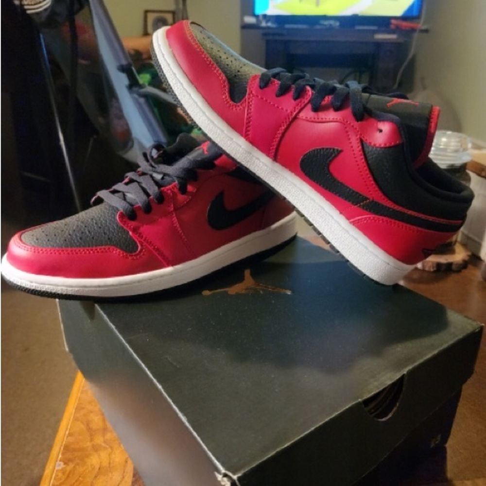 Jordan 1s low blk/red/white